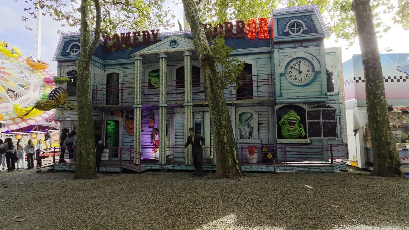 Façade peinte d'un palais du rire en forme de manoir hanté