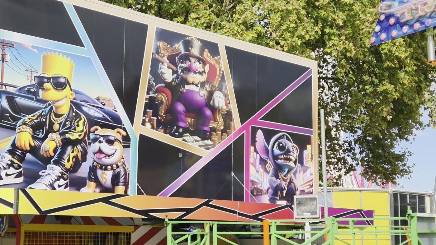 Façade d'un stand de jeu avec Bart Simpson, Wario et Stitch peints côte à côte