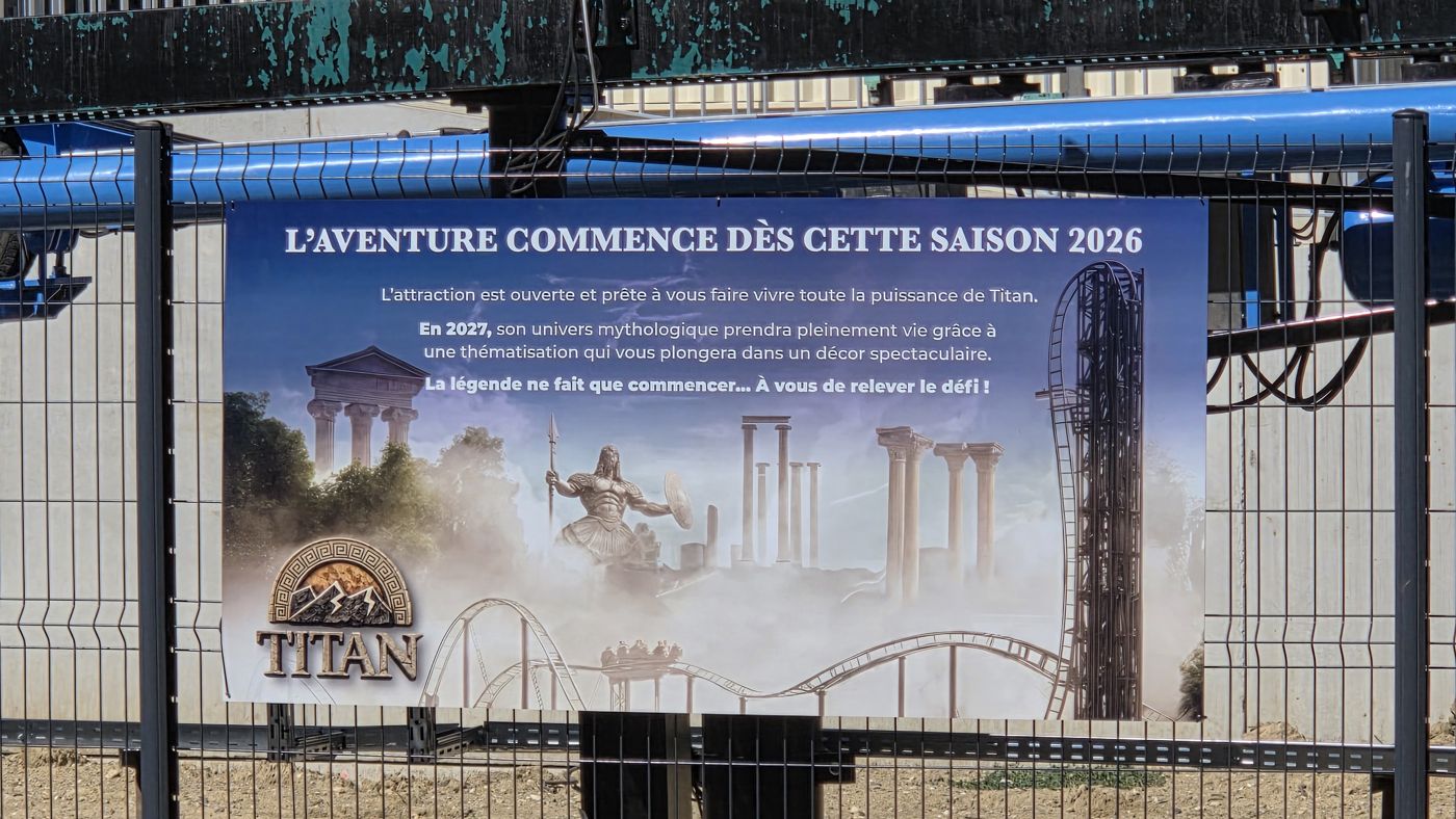 Panneau devant Titan annonçant une thématisation mythologique en 2027